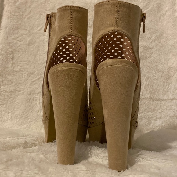 Charlotte Russe Lindsay Peep-toe Women's Perforated High Heel Bootie size 8. - Picture 5 of 6